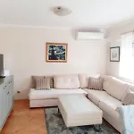 Spacious 80m2 In The Center 아파트 *